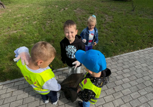 Dzieci podczas akcji Sprzątanie Świata