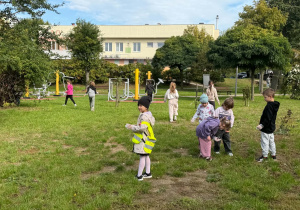 Dzieci podczas akcji Sprzątanie Świata
