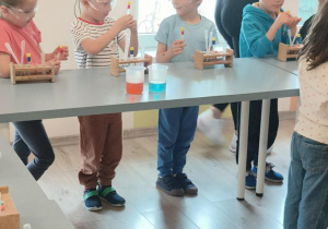 Warsztaty i eksperymenty chemiczne.