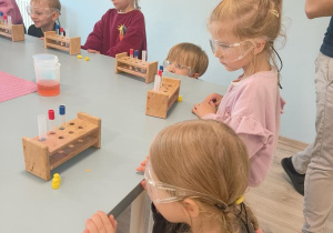 Warsztaty i eksperymenty chemiczne.