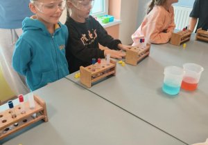 Warsztaty i eksperymenty chemiczne.