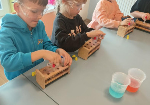 Warsztaty i eksperymenty chemiczne.