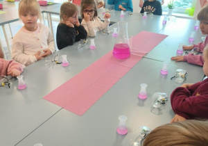Eksperyment chemiczny.