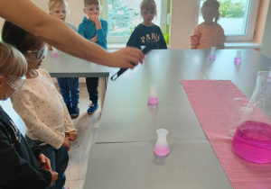 Eksperyment chemiczny.