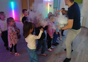 Zabawa z suchym lodem.