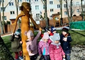 Dzieci z grupy Biedronki w ogrodzie przedszkolnym.