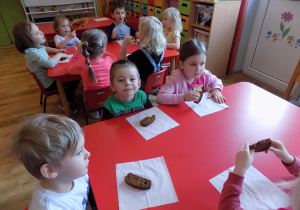 Degustacja chlebka - Róża, Marcel i Hubert.