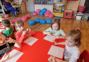 Degustacja chlebka - Kornelia, Marysia, Zosia i Hania.