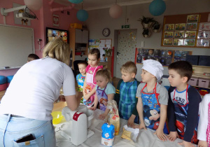 Pani Beatka tłumaczy jakie składniki trzeba dodać do ciasta.