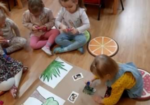 Lenka,Basia,Hania,Nela i Hania podczas zajęć.