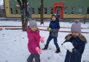 Małgosia, Martynka i Bartek bawią się śniegiem
