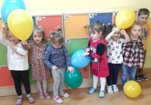 Dziewczynki z grupy "Biedronki" z balonami:)