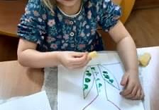 Nela w trakcie tworzenia swojej pracy przedstawiającej krokusa.