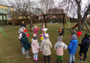 Wiosenne zabawy z Marzanną na placu zabaw.