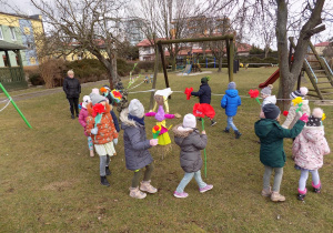 Wiosenne zabawy z Marzanną na placu zabaw.