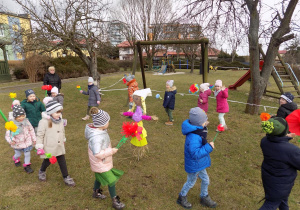 Wiosenne zabawy z Marzanną na placu zabaw.