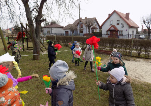 Śpiewamy wiosenne piosenki.