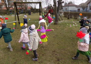 Smutna Marzanna czeka na przyjście Wiosny.