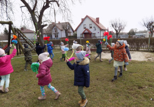 Śpiewamy wiosenne piosenki.