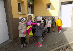 Zosia z Hanią niosą Marzannę.