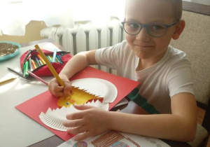Leon podczas wykonywania pracy plastycznej.