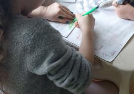 Nadia wykonuje pracę plastyczną.