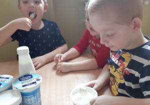 Szymek i Filip poznają smak twarożku.