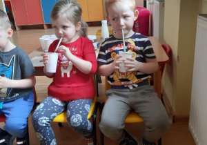 Zosia i Filip piją koktajl mleczno- owocowy.