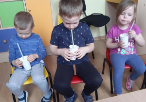 Miłosz, Szymek i Blanka piją koktajl mleczno- owocowy.