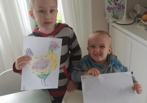 Bogusz wraz z bratem prezentują swoje prace.