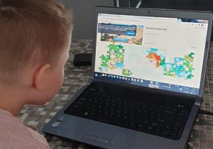 Oskar podczas wykonywania zadań online.
