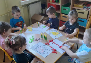 Zosia, Mateusz, Adam, Zosia, Szymek i Zosia podczas pracy.