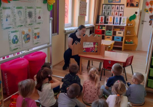 Żuczki oglądają teatrzyk Kamishibai pt. "Pinokio".