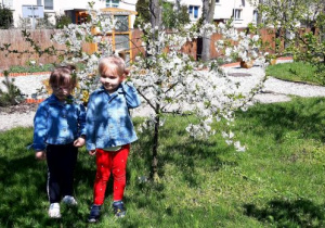 Hania Z. i Hania K. przy pięknie kwitnącym drzewku.