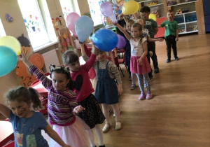 taneczne zabawy z balonem