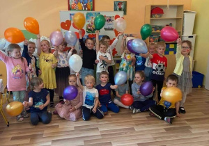 Elfiki świetnie bawią się z balonami