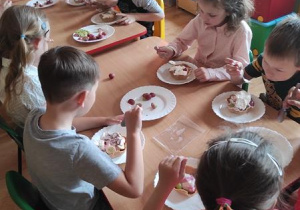 Degustacja. Desery wszystkim smakowały.