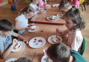 Degustacja. Desery wszystkim smakowały.