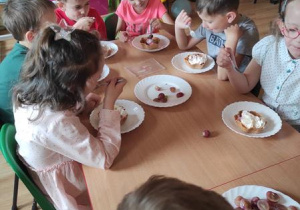 Degustacja. Desery wszystkim smakowały.