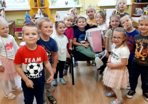 Dzieci z grupy Biedronki na urodzinach Tomka.