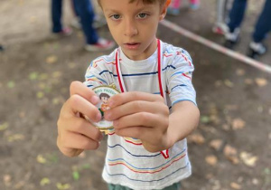 Filip prezentuje zdobyty medal