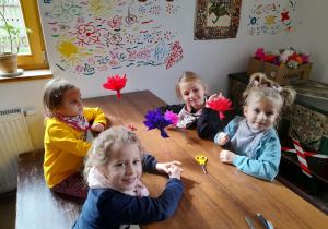 Robimy kwiaty z papieru- Hania, Nina, Luiza i Sandra