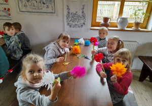 Robimy kwiaty z papieru- Ola, Hania, Filip, Zosia i Zosia R.