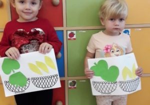 Hania i Amelka ze swoją pracą plastyczną