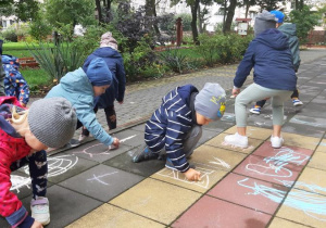 Motylki podczas malowania kredą.