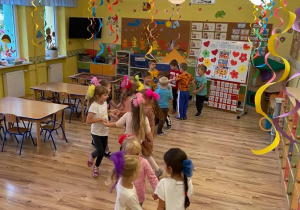 Dzieci tańczą do piosenki "Życie przedszkolaka".