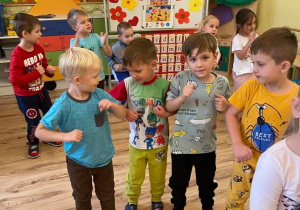 Dzieci tańczą do piosenki "Życie przedszkolaka".
