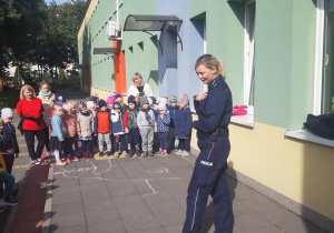 Pani Policjant mówi o bezpieczeństwie podczas podróży samochodem.