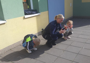 Pokaz bezpiecznej pozycji w razie ataku niebezpiecznego psa.