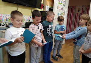 Szymon otrzymał laurkę od Leny